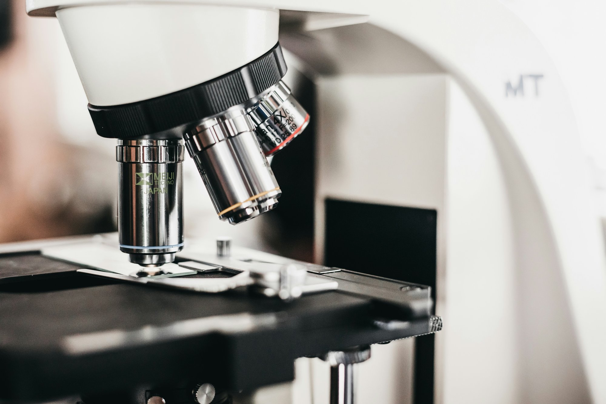 stock_unsplash_research_microscope_milne_study