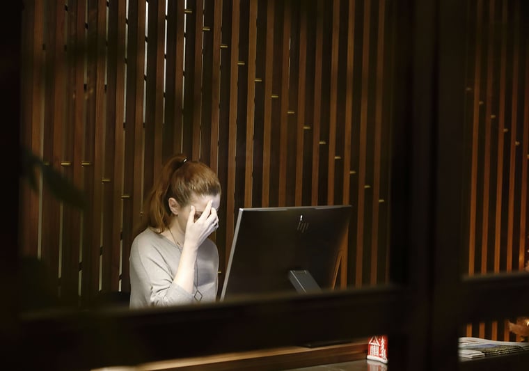 unsplash_dizzy_headache_brain_tired_wellness_stock